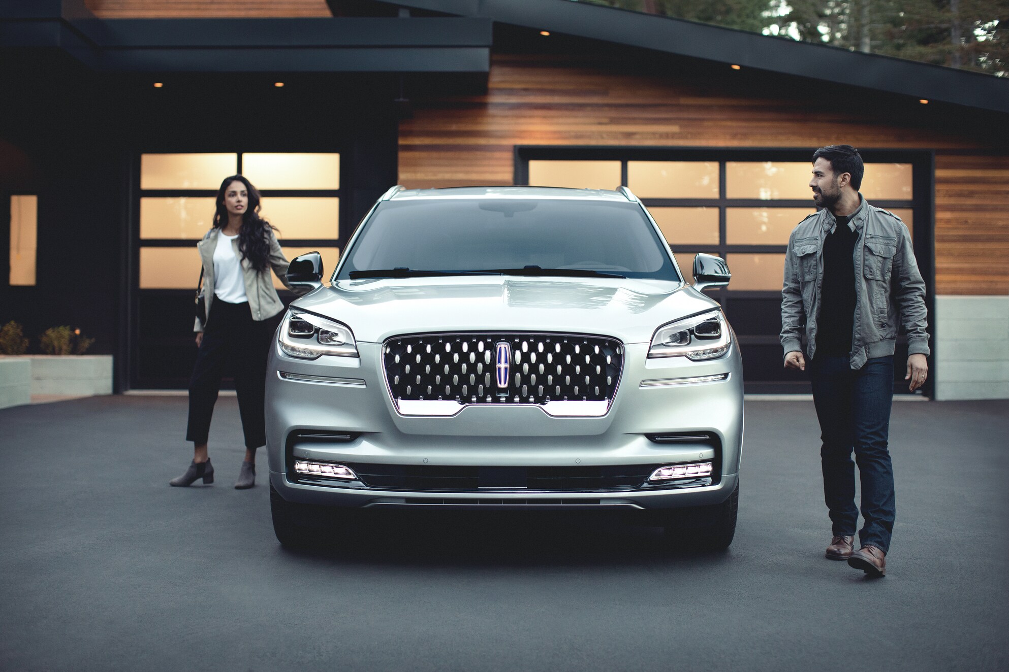 2020-Lincoln-Aviator-BlackLabel-SUV-L02.jpeg