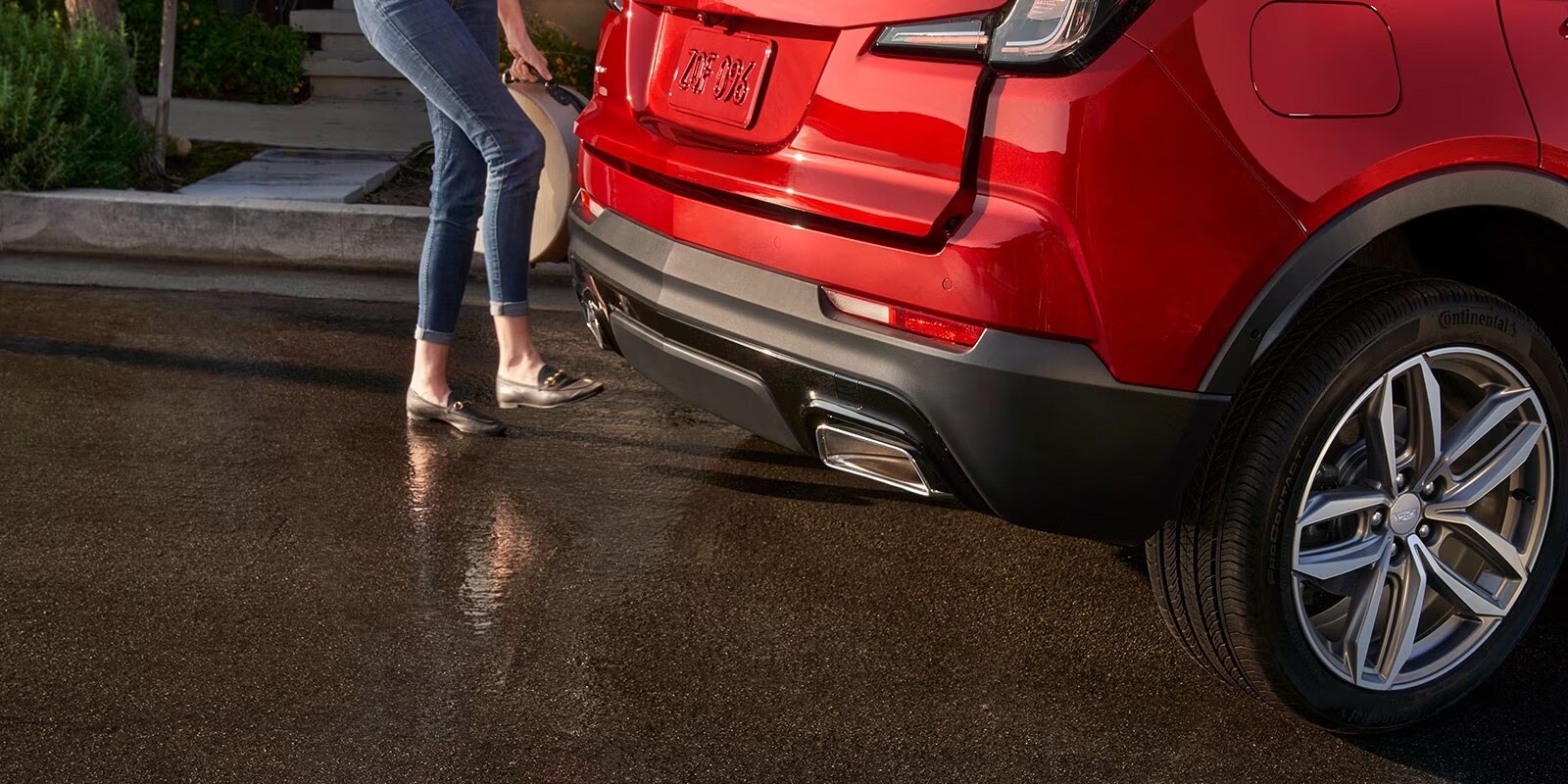 my23-xt4-gallery-modal-exterior-hands-free-liftgate.jpeg