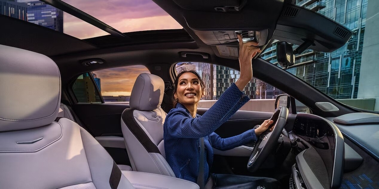 my24-xt4-gallery-modal-interior-sunroof.jpeg