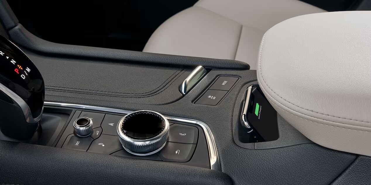 my24-xt5-gallery-modal-interior-wireless-charging.jpeg