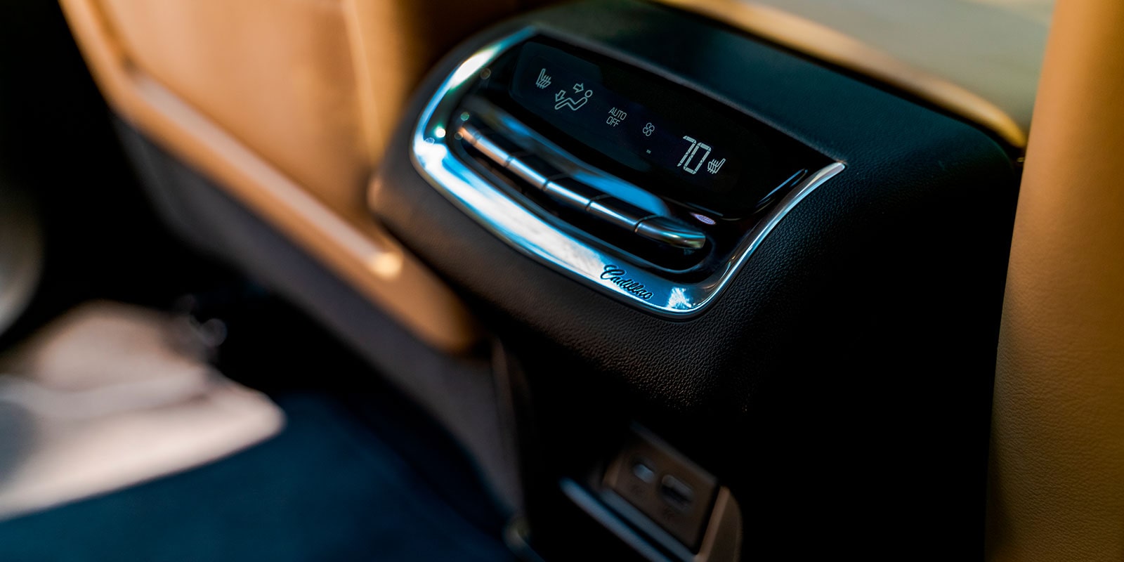 my23-xt6-gallery-modal-interior-climate-control-v2.jpg