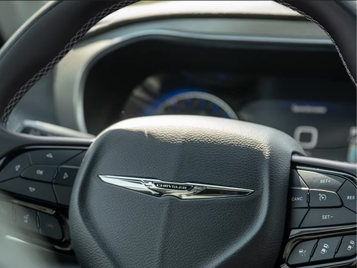 2024%20Chrysler%20Pacifica%20Plug-In%20Steering%20Wheel.png