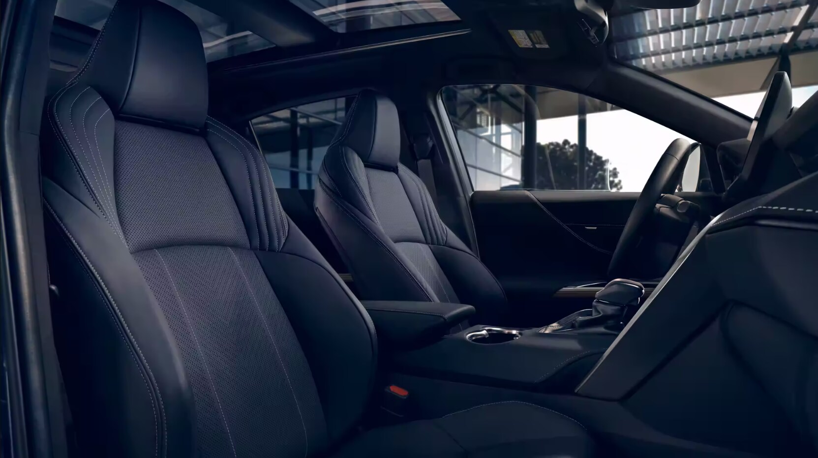 2023-toyota-venza-4.PNG A view of the cabin and seating of a 2023 Toyota Venza Hybrid