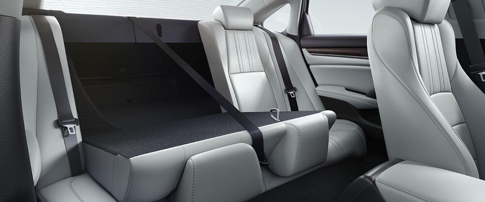 2018-accord-gallery-int-60-40-rear-seat-folding-1400-1x.jpg