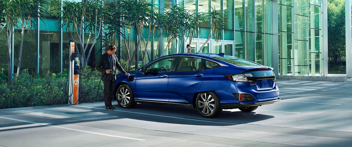 2017-clarity-bev-ext-parking-lot-electric-charger-1400-1x.jpg