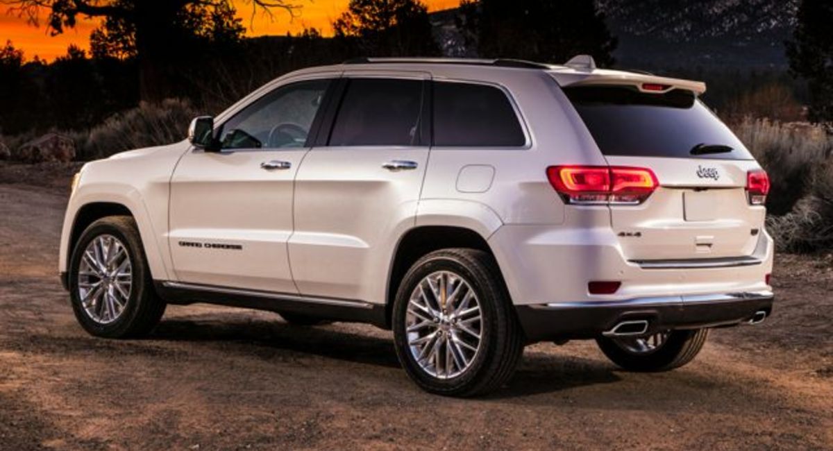 2020 Jeep Grand Cherokee SUV Limited white by mountains at sunset_res.jpg