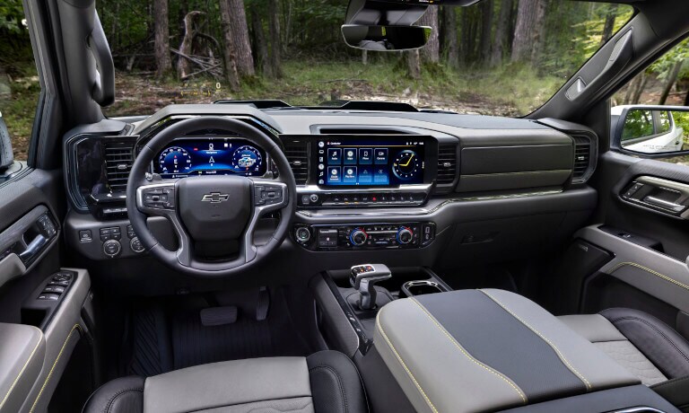 2023 Chevy Silverado 1500 infotainment system and dashboard