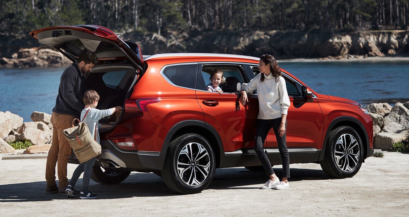 Family with their 2020 Hyundai Santa Fe near Evansville, IN Family with their 2020 Hyundai Santa Fe near Evansville, IN