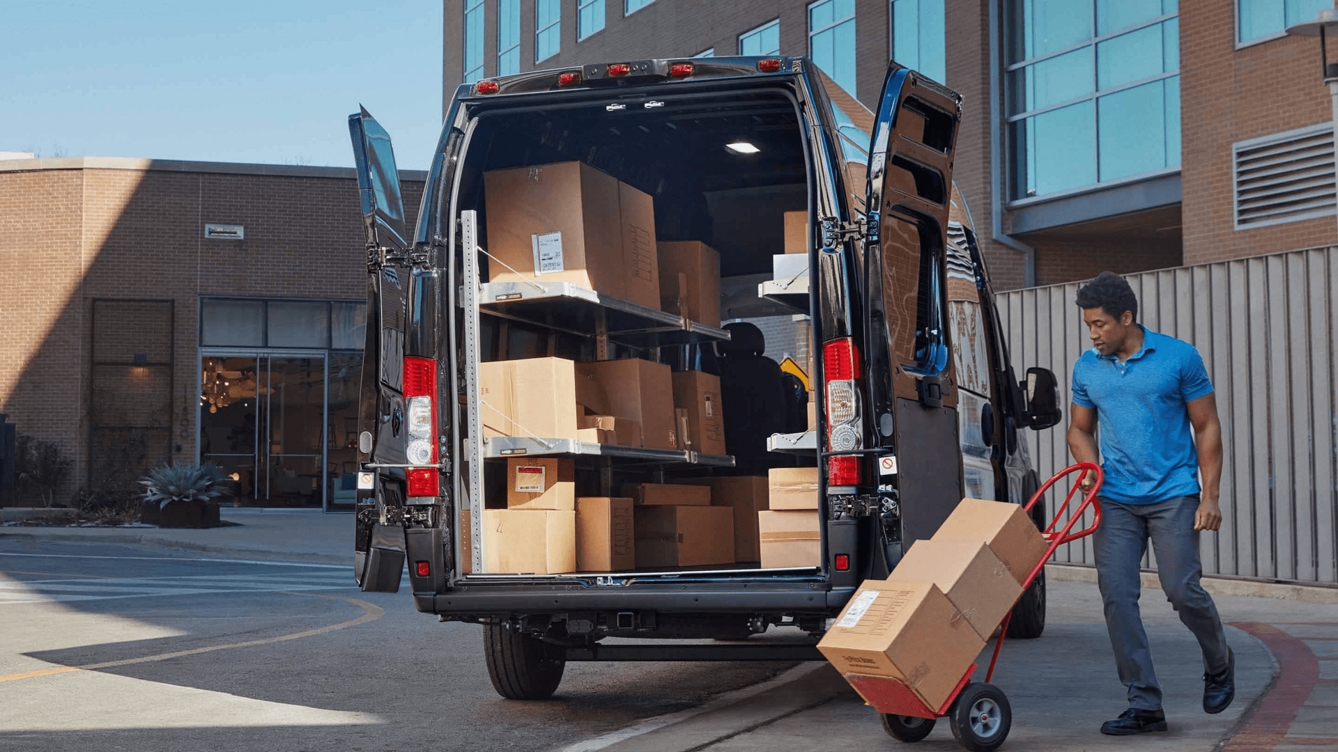 2023_RAM_ProMaster_Loading.png
