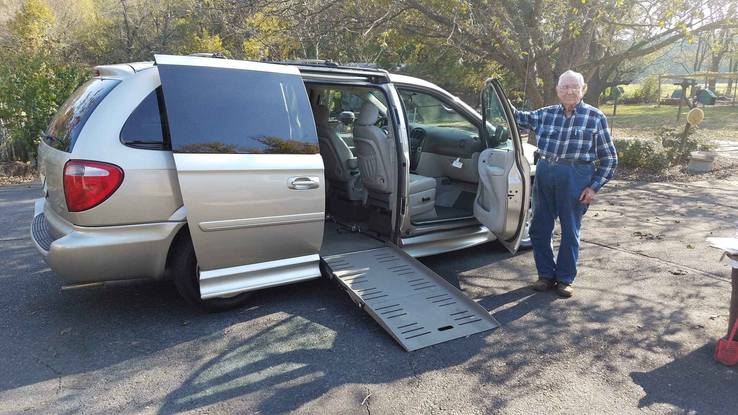 Ilderton Conversion Charlotte 2005 Dodge Gr. Caravan BraunAbility EV-II.jpg