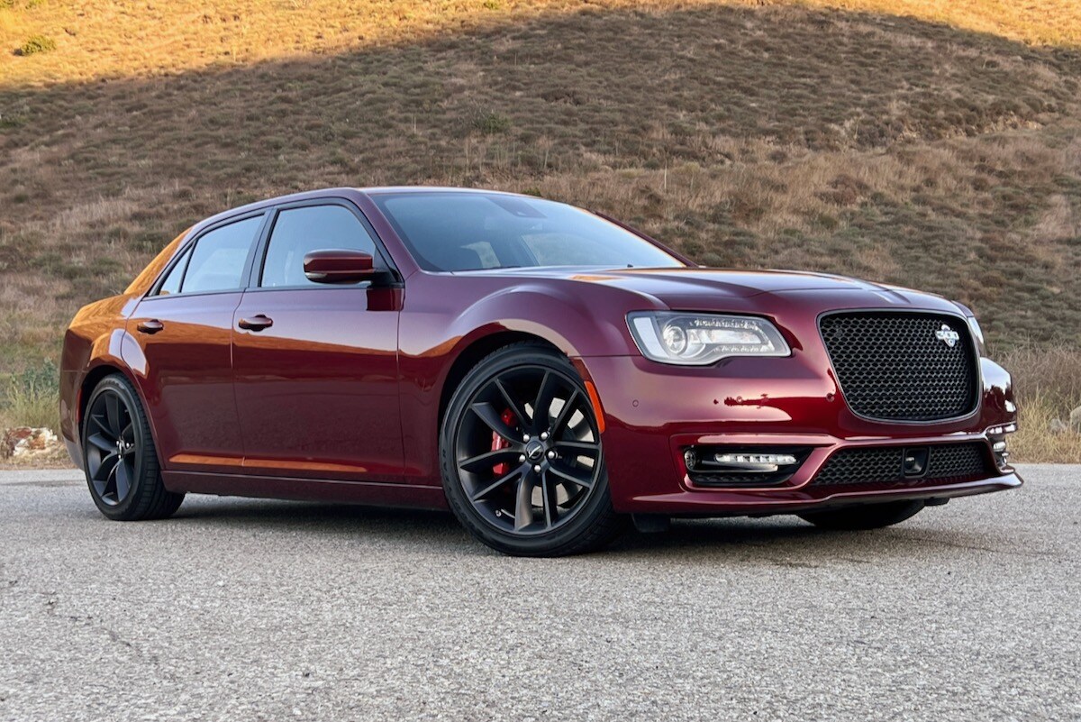 Chrysler 300 exterior for previous-model Chrysler service
