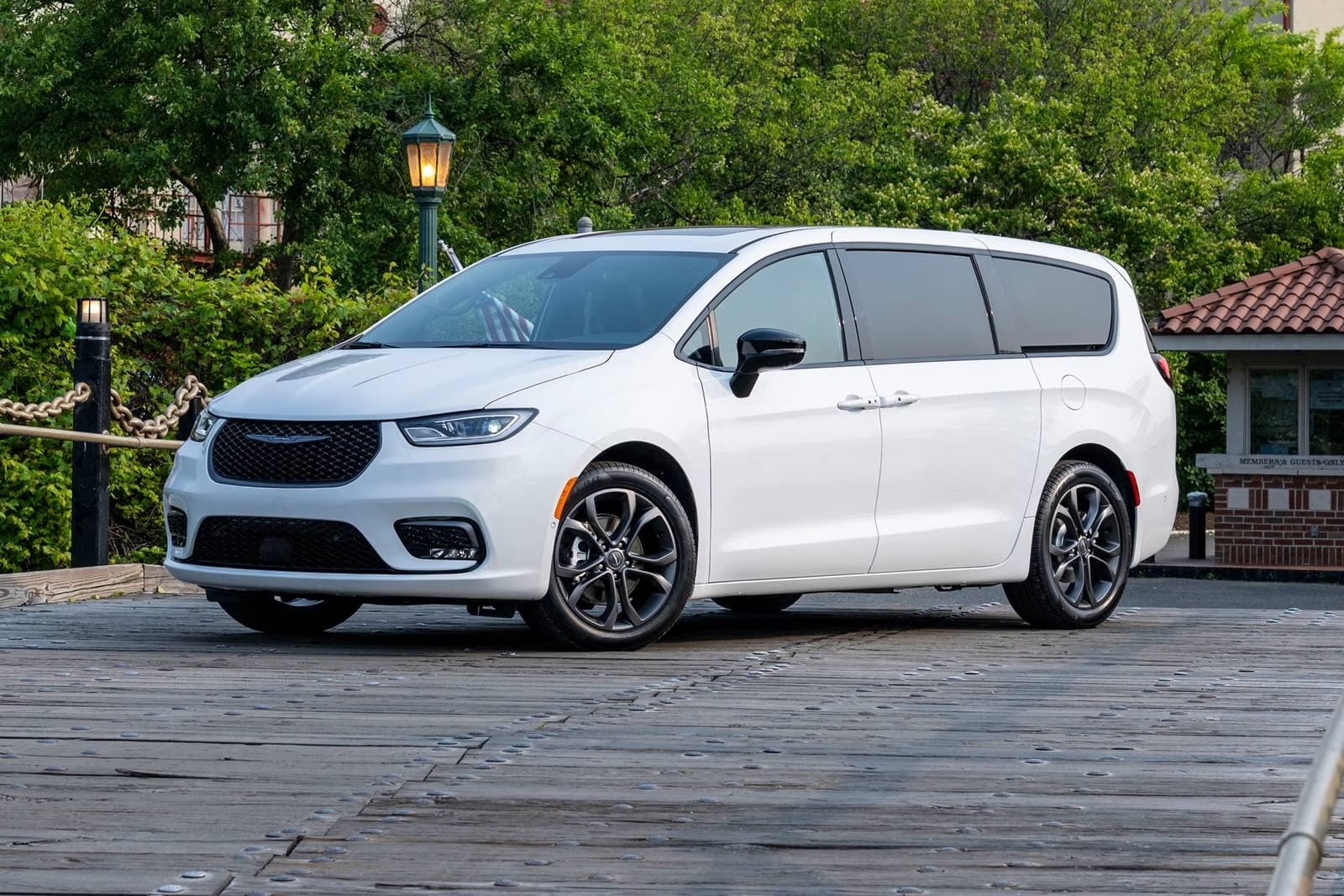 Chrysler Pacifica Plug-in Hybrid minivan exterior