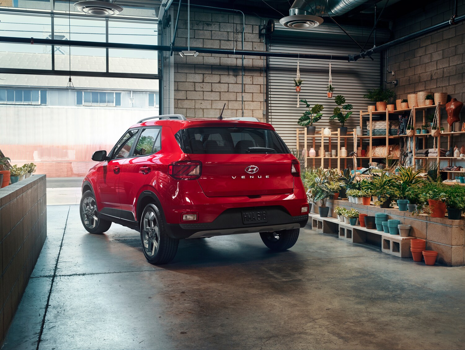 Parte trasera del Hyundai Venue estacionado en el garaje - Concesionario Que Habla Español Inver Grove Heights MN