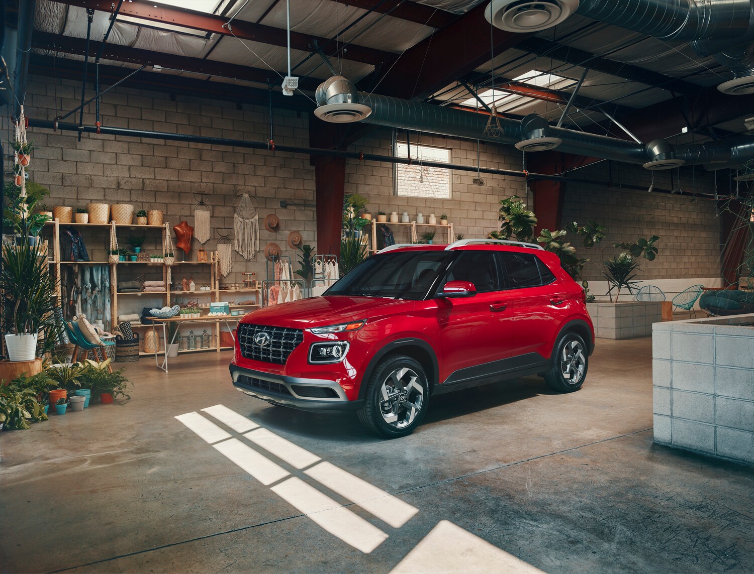 Hyundai Venue estacionado en el garaje - Concesionario Que Habla Español Inver Grove Heights MN