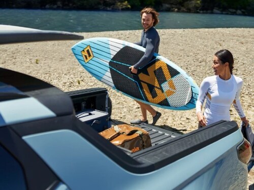 2025 Hyundai Santa Cruz couple grabbing beach gear out of bed