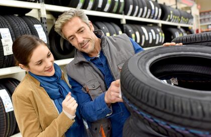 Customer-in-car-shop-choosing-114378128_b.jpg