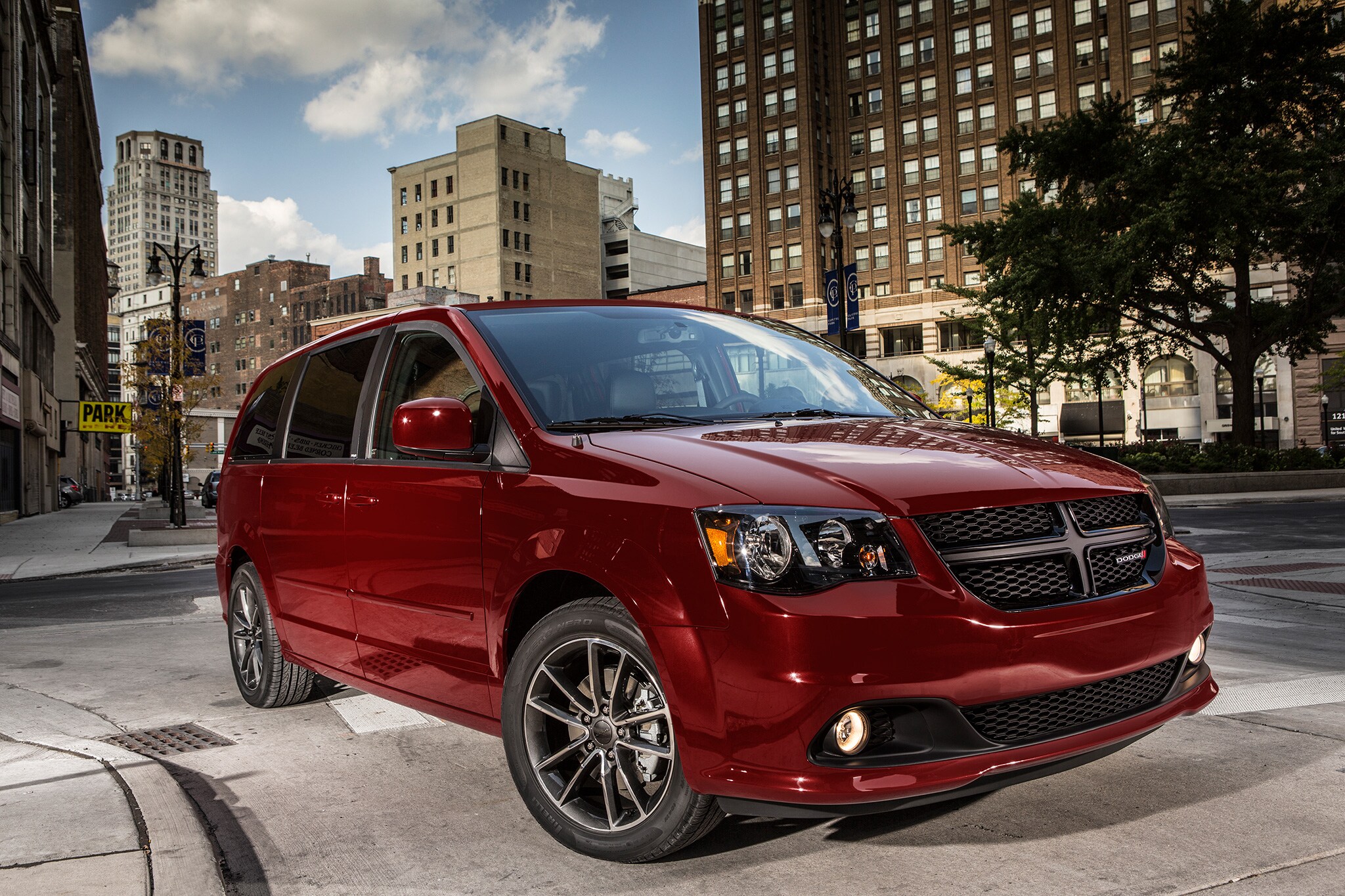 2017-Dodge-Grand-Caravan-front-three-quarter-01.jpg