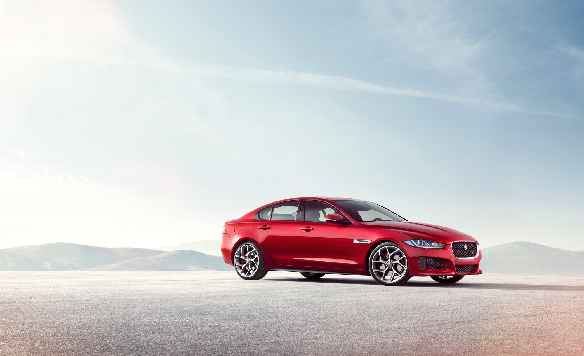 2016-jaguar-xe-01.jpg