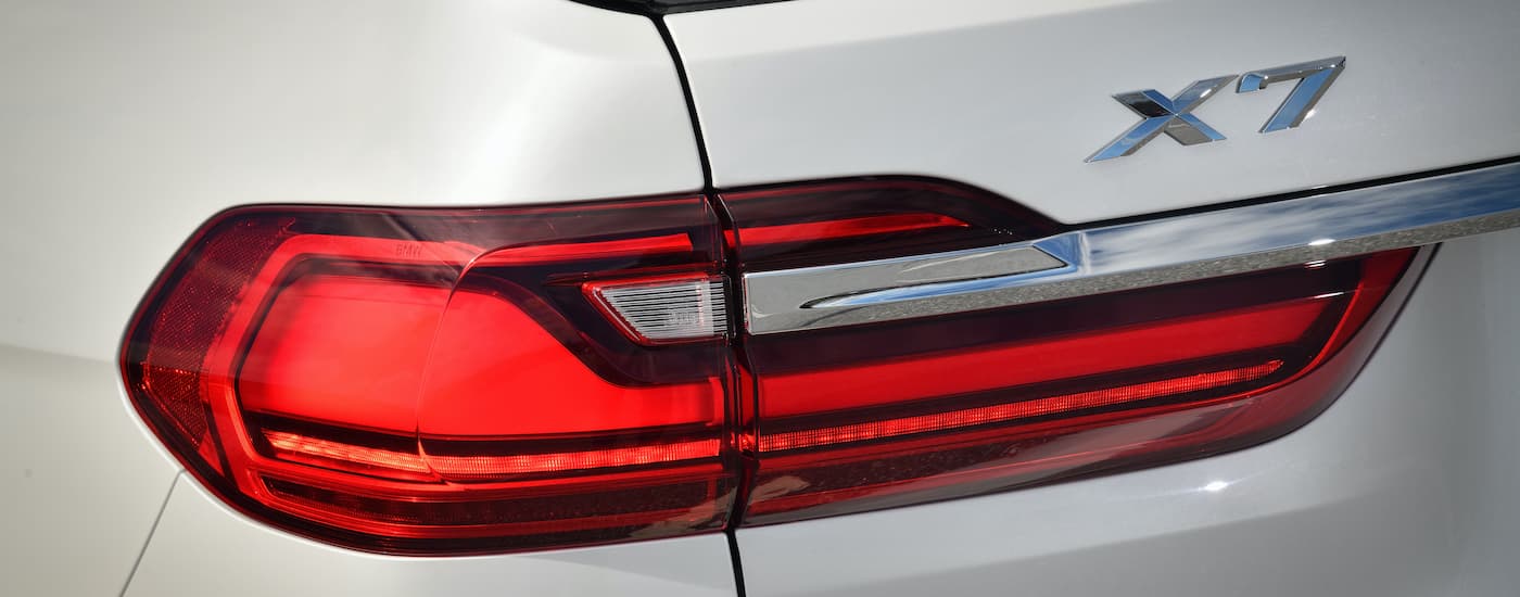 BMW X7 - 2021 BMW X7 - Badge.jpg The 'X7' badge is shown on the rear of a white 2021 BMW X7.