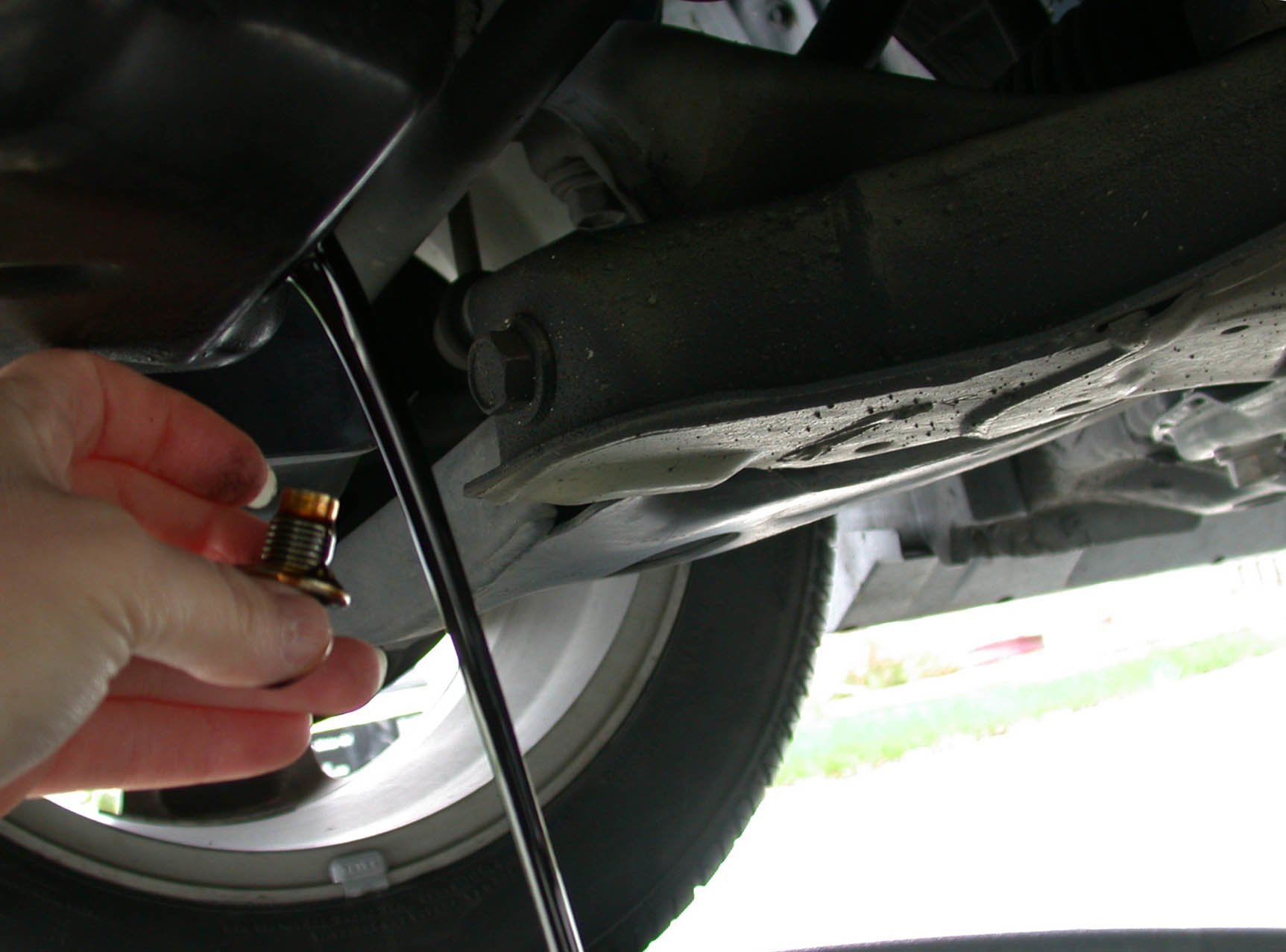 1531245990-jake-sweeney-chrysler-jeep-dodge-1477188533-Draining_motor_oil.jpg