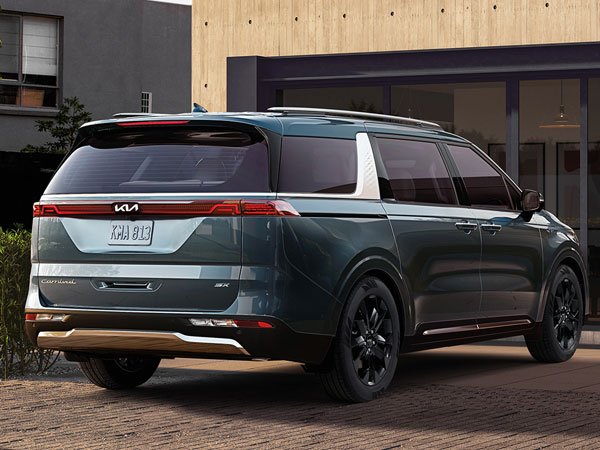 2022 Kia Carnival Rear Quarter Angle