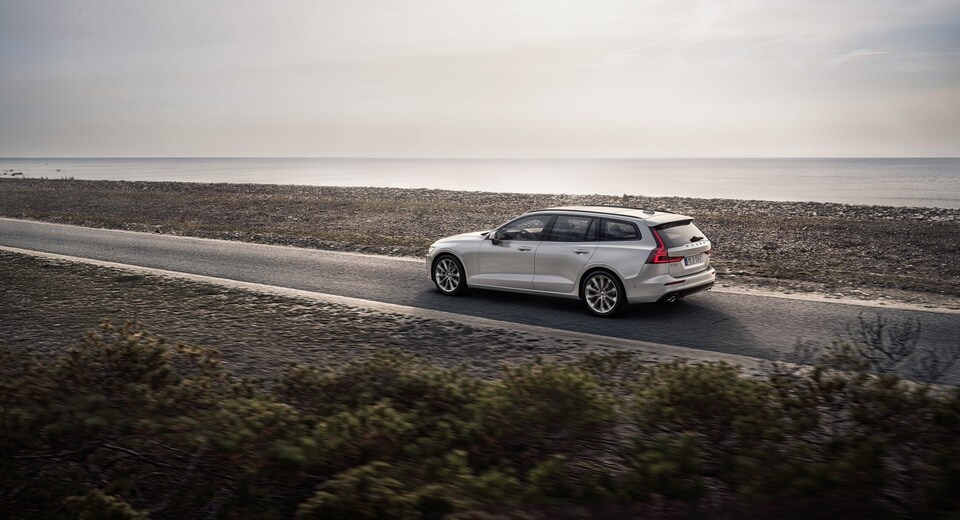 2021-Volvo-V60-Momentum-T6-WheelAddOn-Hatchback-L03.jpeg