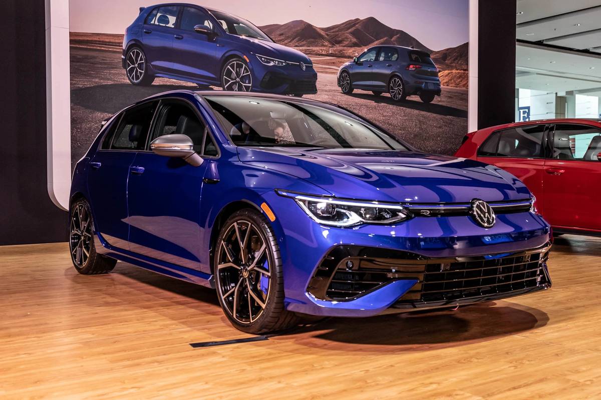 volkswagen-golf-r-2022-01-angle--blue--exterior--front.jpg