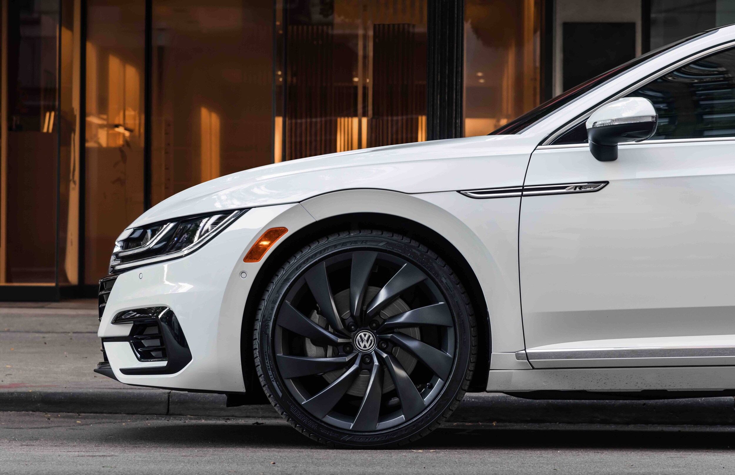 VW-Arteon-sedan-white-profile-wheel.jpg 2020 VW Arteon Sedan White sideview