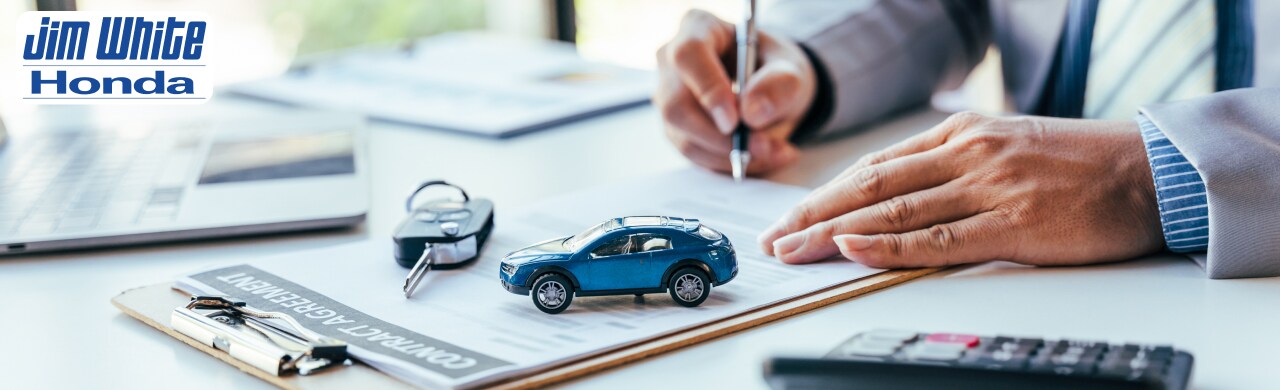 Flexible%20Auto%20Financing%20%26%20Custom%20Honda%20Leases%20Near%20Toledo.jpg Finance specialist assisting customers with Honda financing and lease options at Jim White Honda in Maumee.