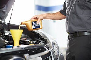 Subaru-Tech-Filling-Oil.jpg