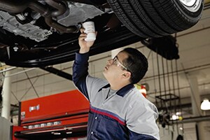 Ford-Tech-Replacing-Oil-Filter.jpg