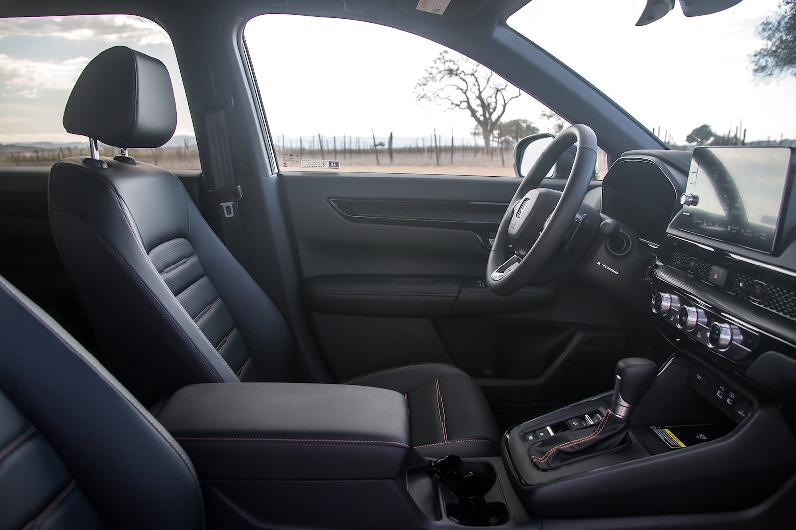 2023-honda-cr-v-hybrid-armrest-carbuzz-1050510-1600.jpg