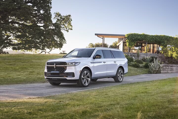 2025%20Lincoln%20Navigator-2.jpg