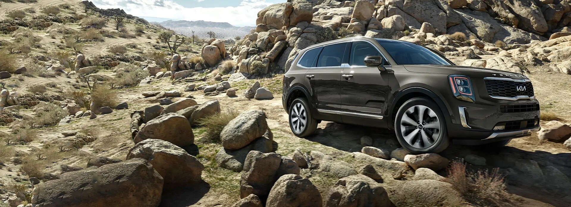 2022 Kia Telluride in green off-roading 2022 Kia Telluride in green off-roading