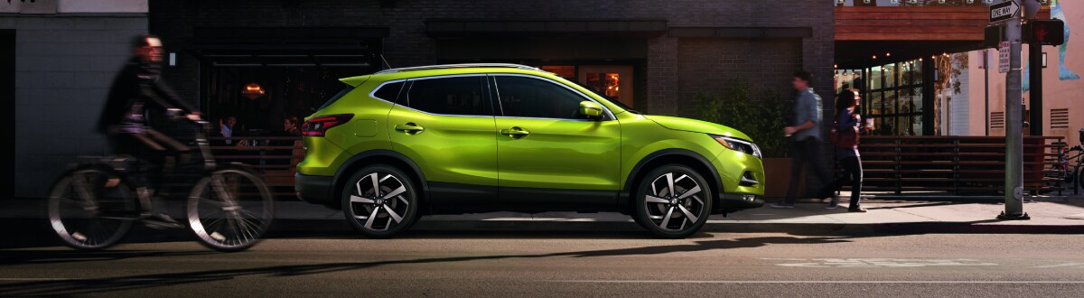 20TDI_ROGSb002_master.jpg New Nissan Rogue Sport outside a storefront