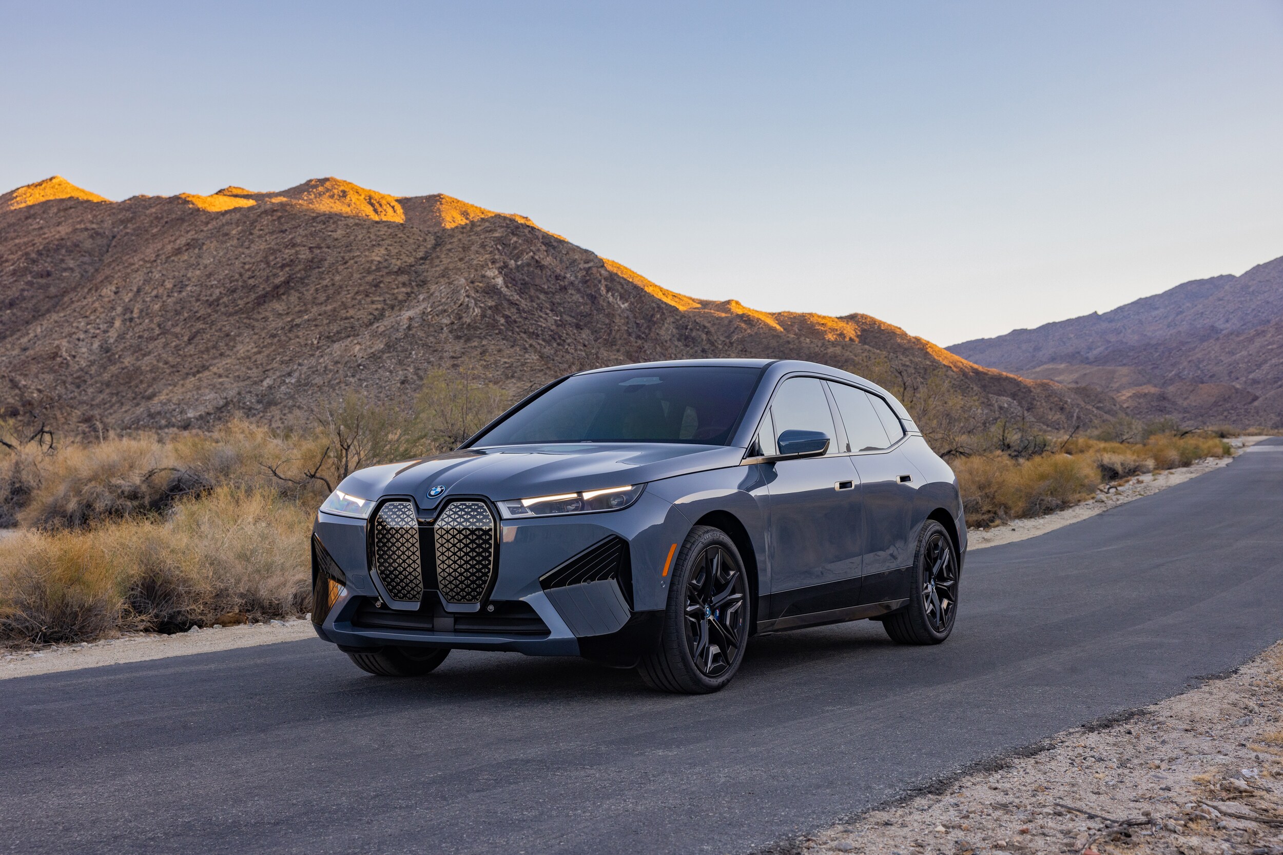 2023-BMW-iX-M60-SUV-L03 (1).jpg