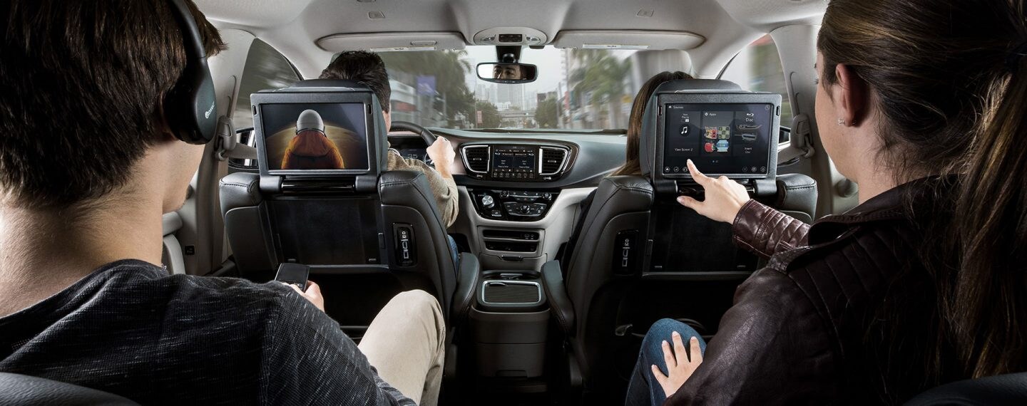 uc-connected-driving-hero-desktop.jpg.image.1440.png