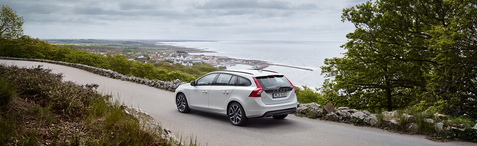 2017-Volvo-V60-Rear.png