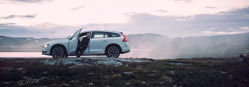 2017-Volvo-V60-Cross-Country-Profile.jpg