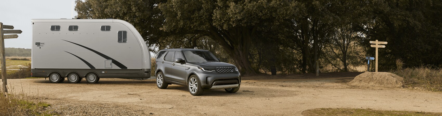 2021 Land Rover Discovery Gray Towing