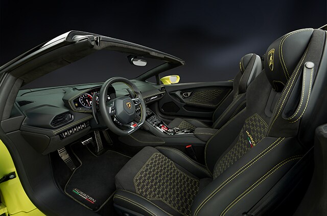 Huracan-RWD-Spyd-interior-4.jpg