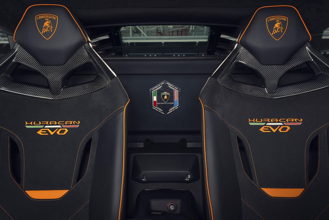 HuracanEvoFrontSeats.jpg