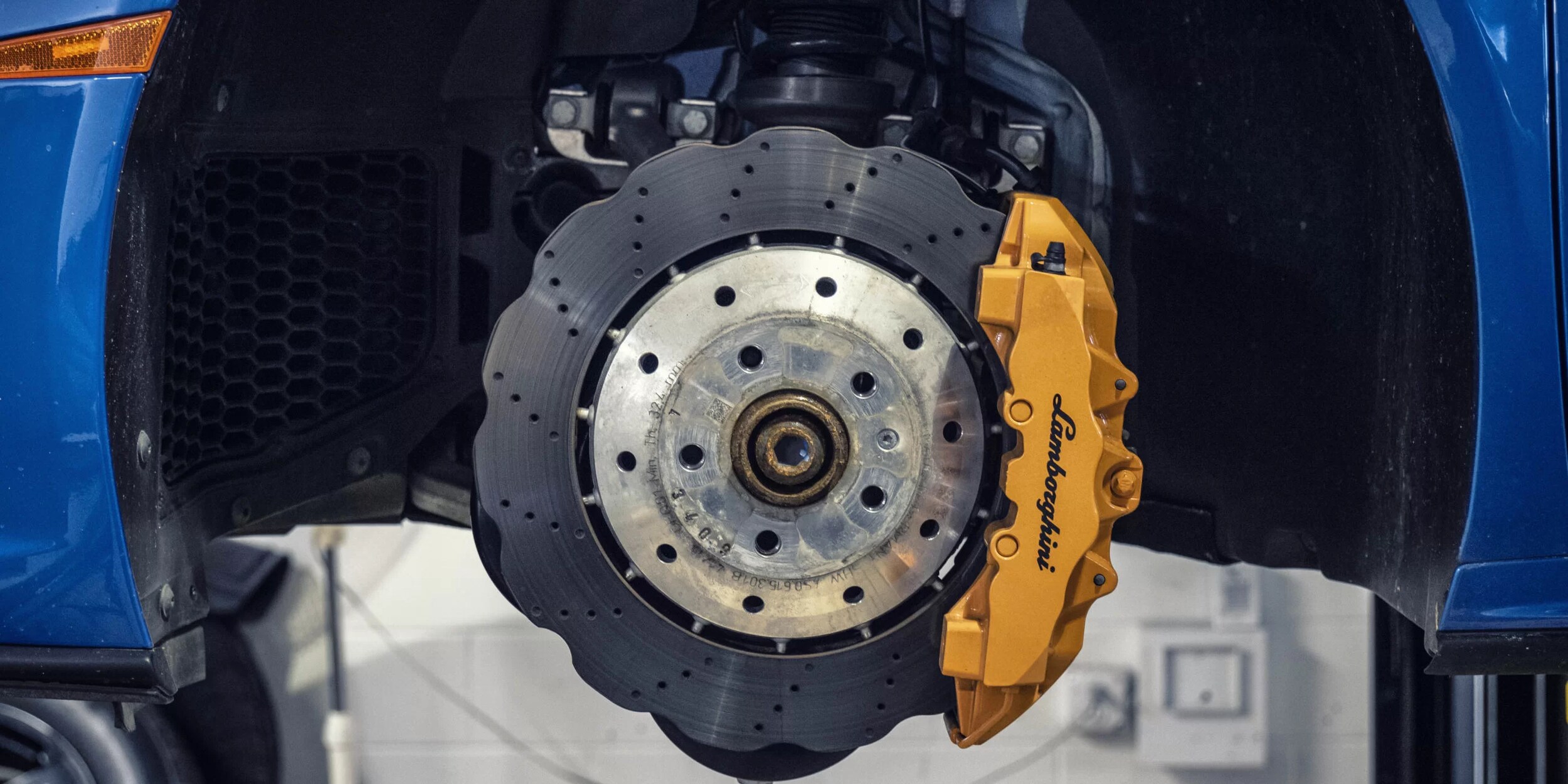 Huracan_Service_Brakes_2-scaled-panorama.webp