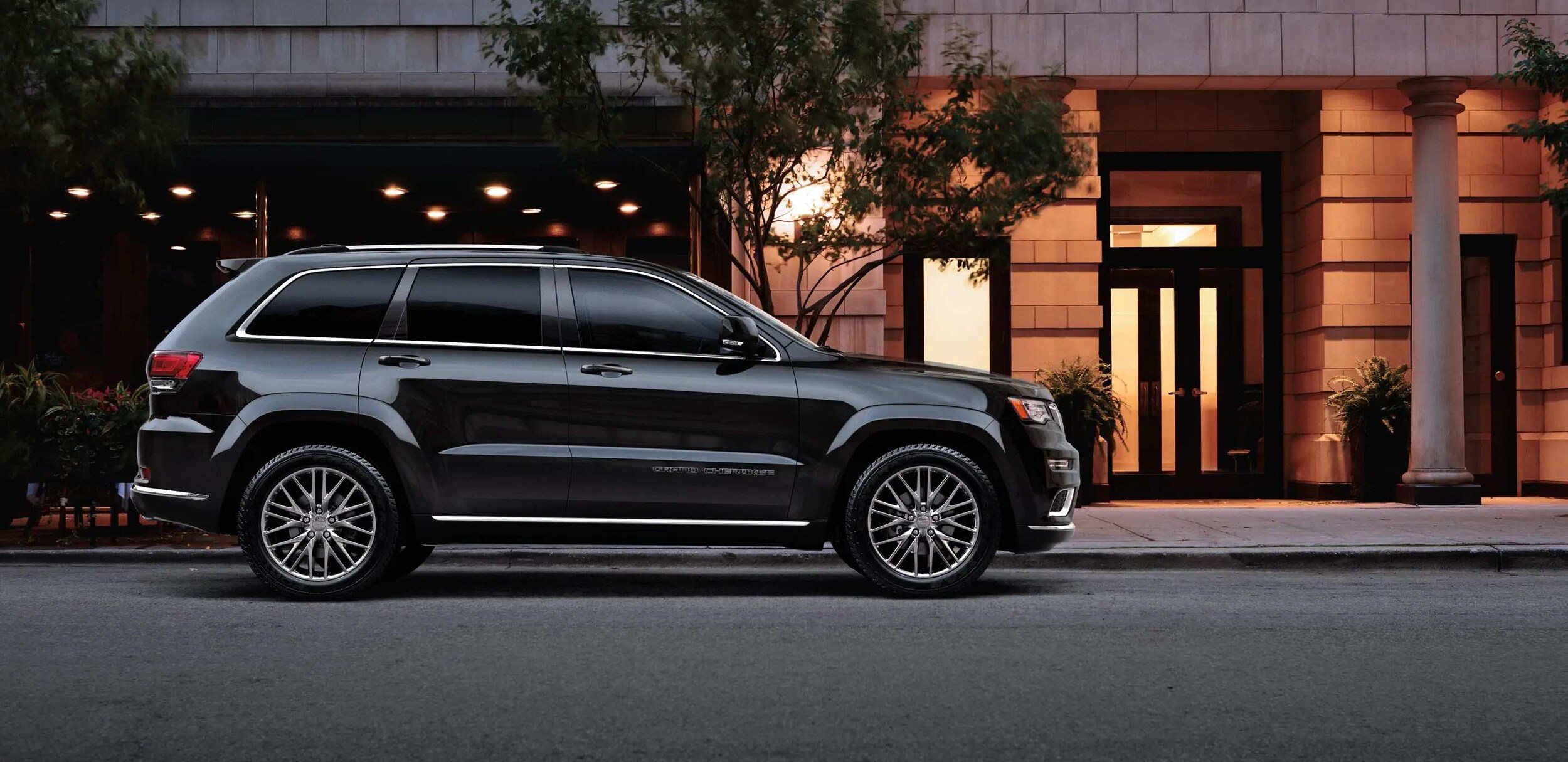 2018-Jeep-Grand-Cherokee-Gallery-Summit-Side-Profile.jpg.image.2880.jpg