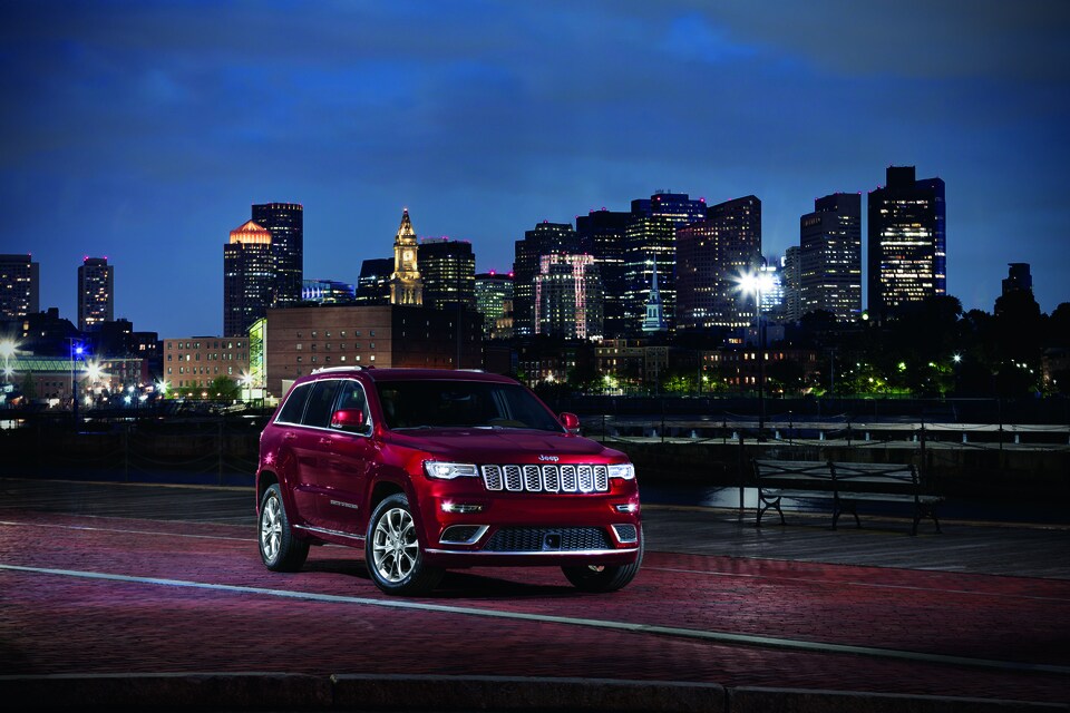 2020-Jeep-GrandCherokee-Summit-SUV-L02.png