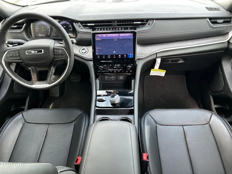 2025 Grand Cherokee dash