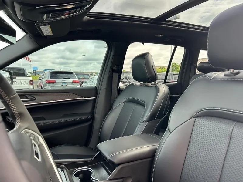 2025 Grand Cherokee interior