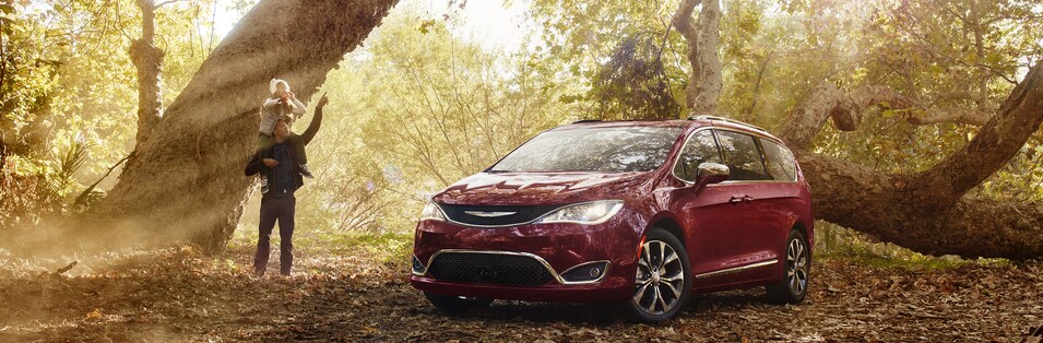 2017-Chrysler-Pacifica-Limited-Platinum-Van-L06.png