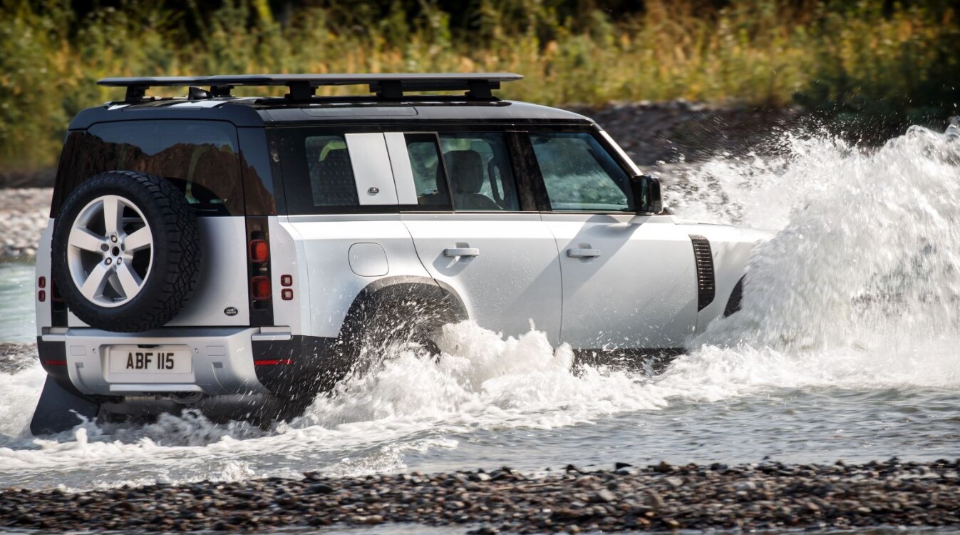 26%20Defender%20white%20drive%20water.png