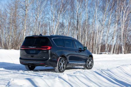 2022-Chrysler-Pacifica-Pinnacle-Van-L05 (1).jpg